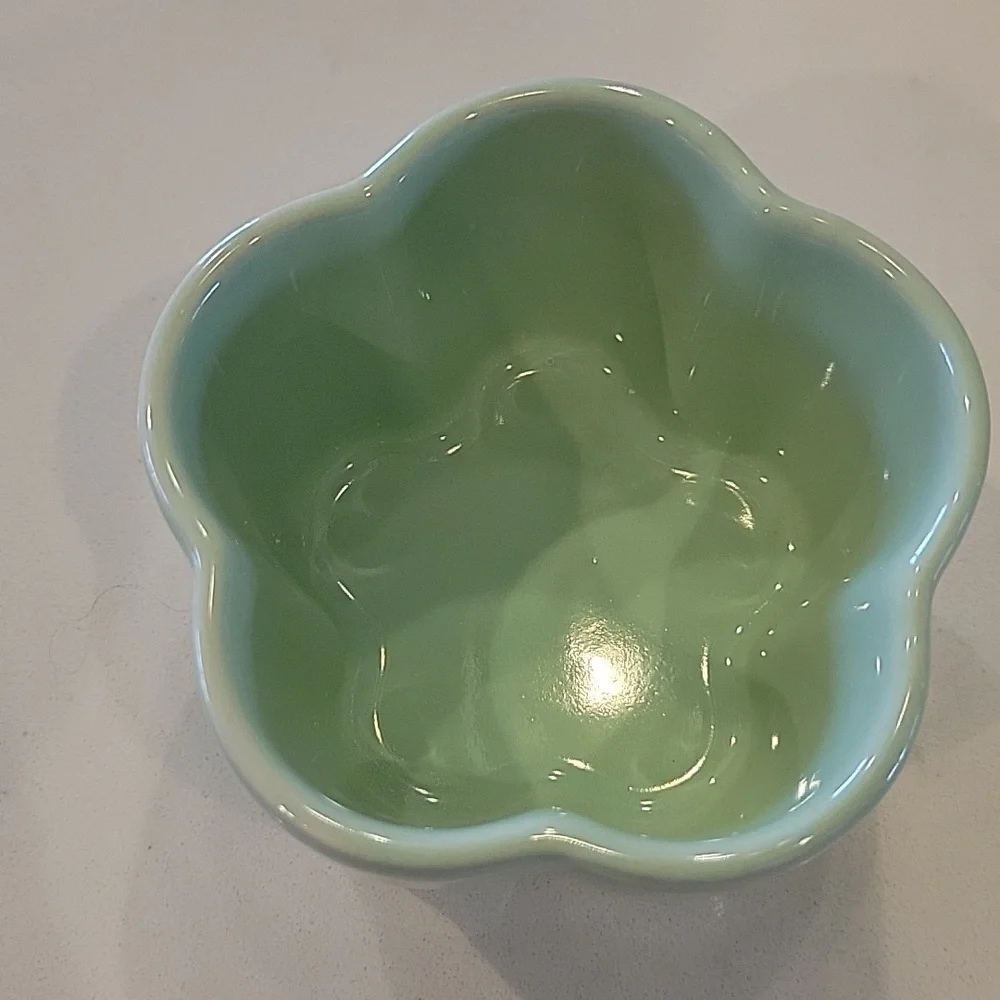 Le Creuset Flower Cocotte With Lid - Picture 2 of 5